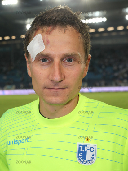 Torwart Jan Glinker (1.FC Magdeburg) mit Kopfverletzung nach dem Punktspiel ...